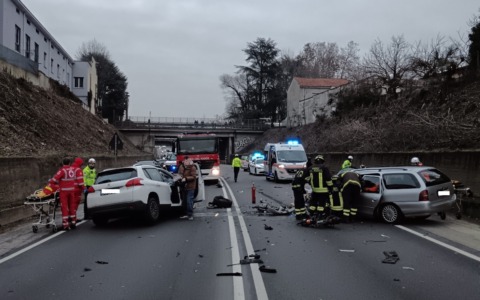Sei feriti nel maxi incidente fra tre auto sulla Saronno-Monza: cosa è successo