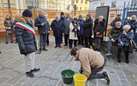 L’abbraccio della città al partigiano: “Bentornato Mario Gerardo Biga”