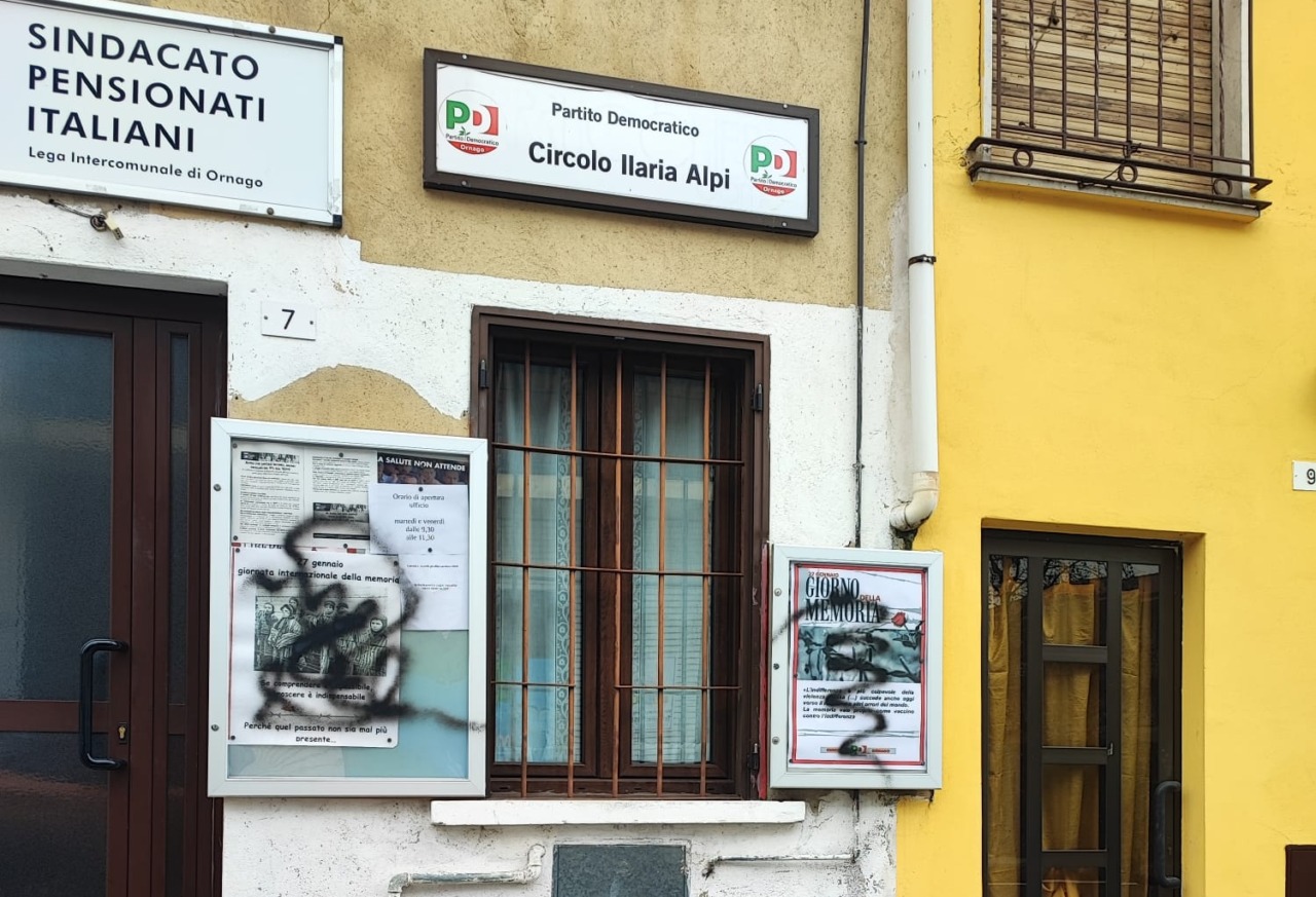 Raid vandalico al circolo Pd: imbrattate le locandine del Giorno della Memoria
