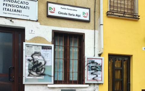 Raid vandalico al circolo Pd: imbrattate le locandine del Giorno della Memoria