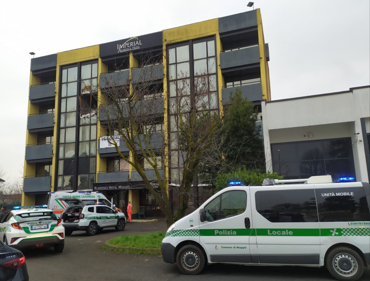 Trovato senza vita davanti all’hotel dismesso