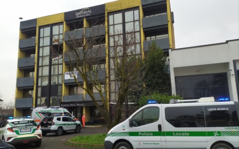 Trovato senza vita davanti all’hotel dismesso