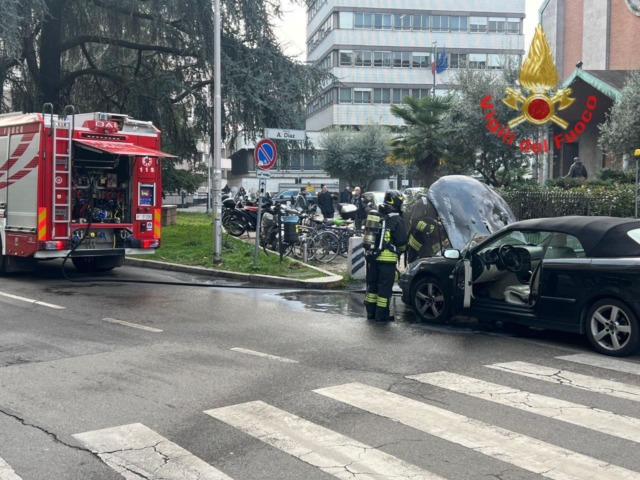 Auto bloccata in strada col motore in fiamme