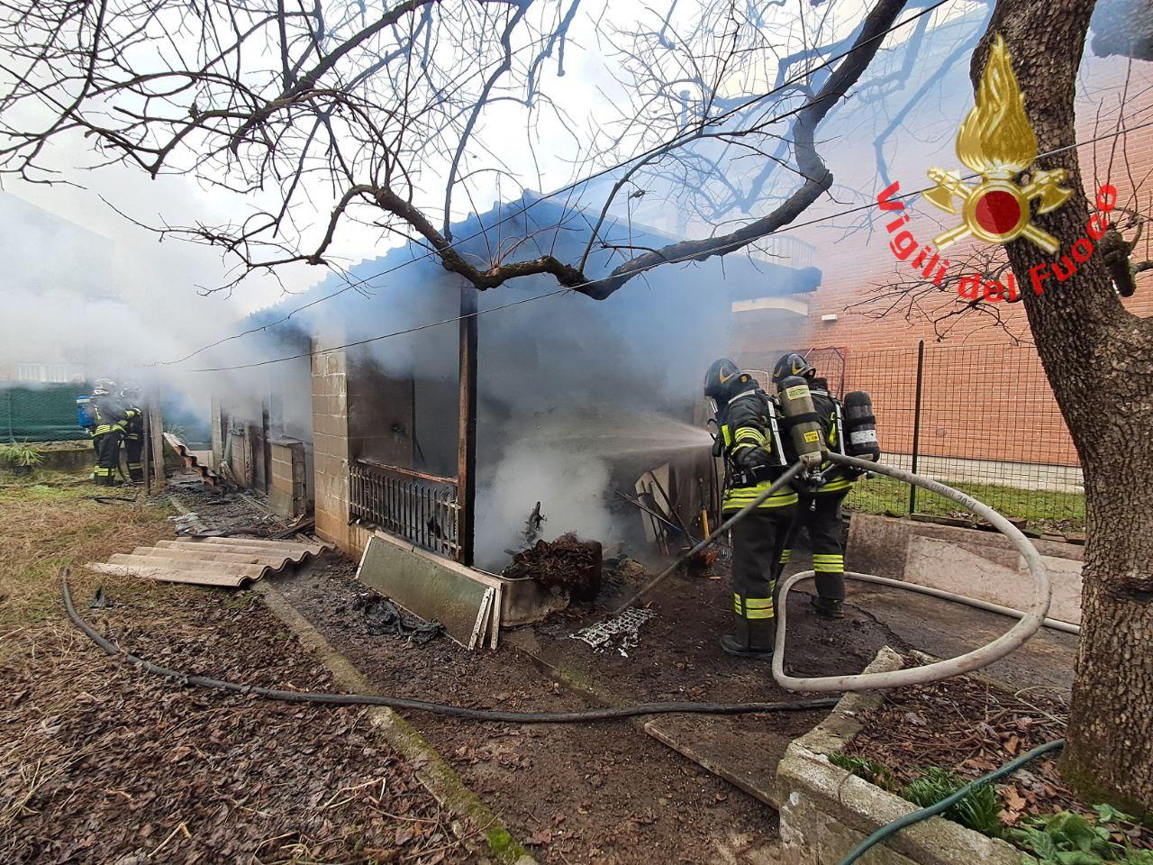 Brucia il capanno degli attrezzi in giardino, paura in una villetta