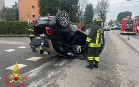 Auto si ribalta, una 56enne in ospedale
