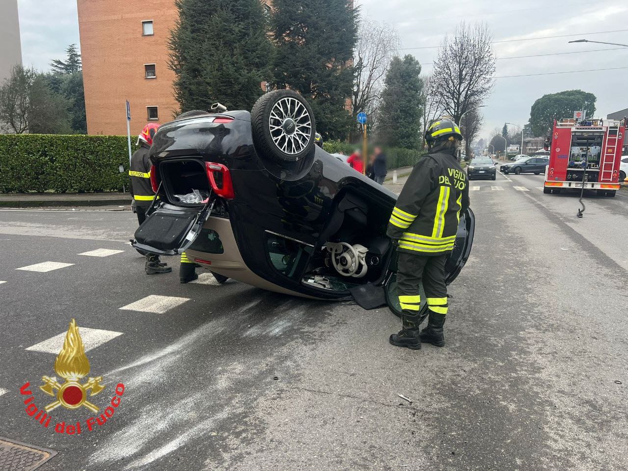 Auto si ribalta, una 56enne in ospedale
