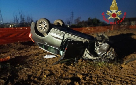 Due auto ribaltate nello scontro in via Desio, quattro feriti