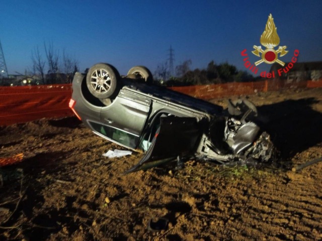 Due auto ribaltate nello scontro in via Desio, quattro feriti