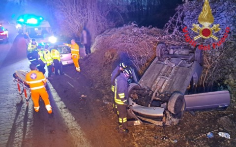 Si ribalta con l’auto e finisce in ospedale