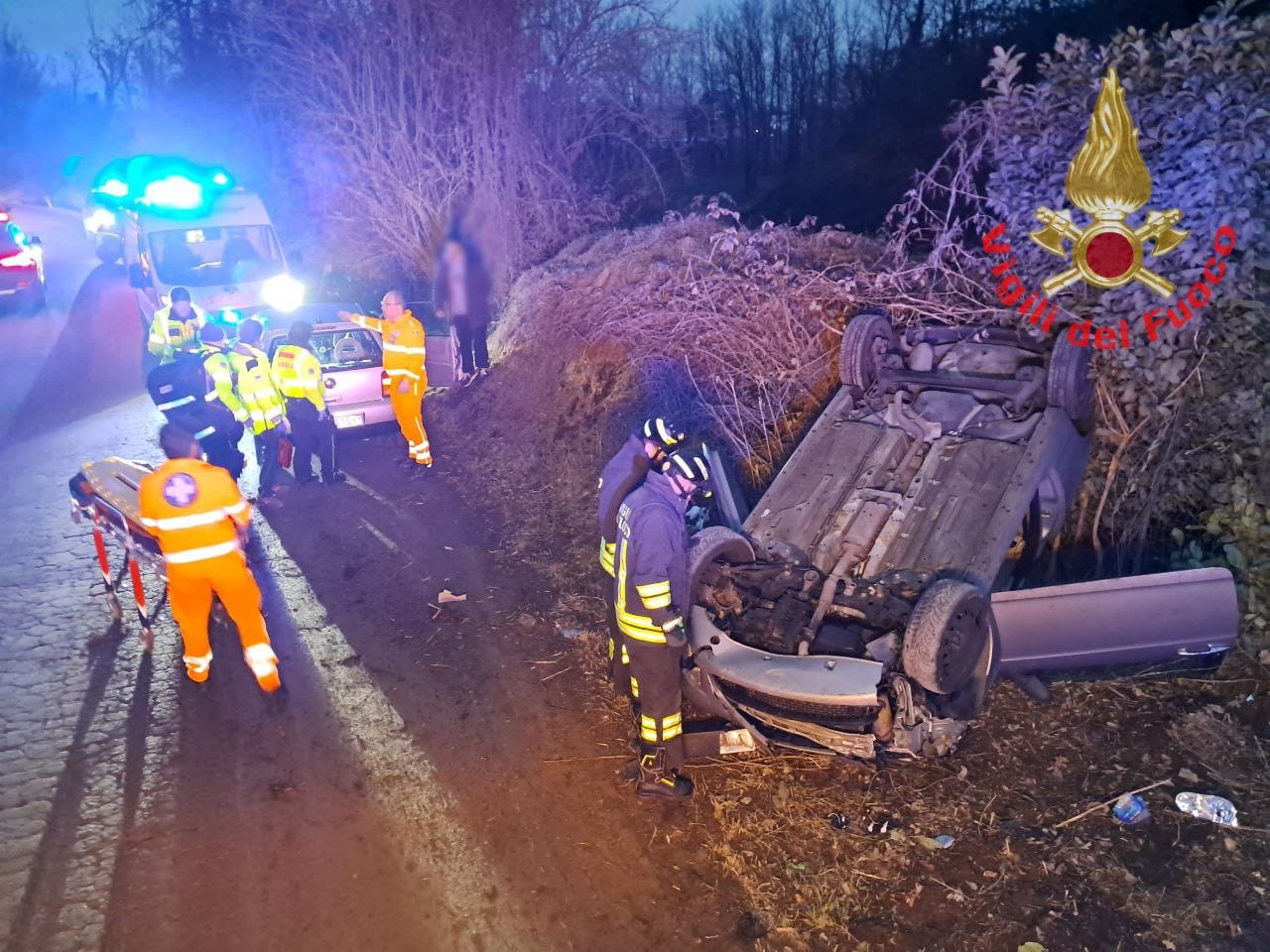 Si ribalta con l’auto e finisce in ospedale