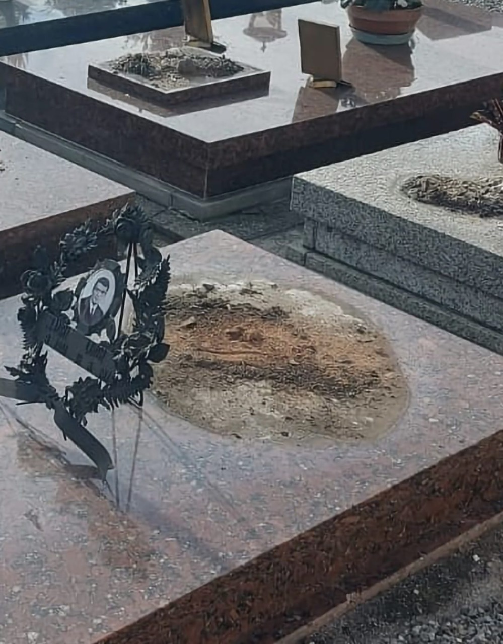 Ladri senza vergogna fanno incetta di rame e bronzo sulle tombe