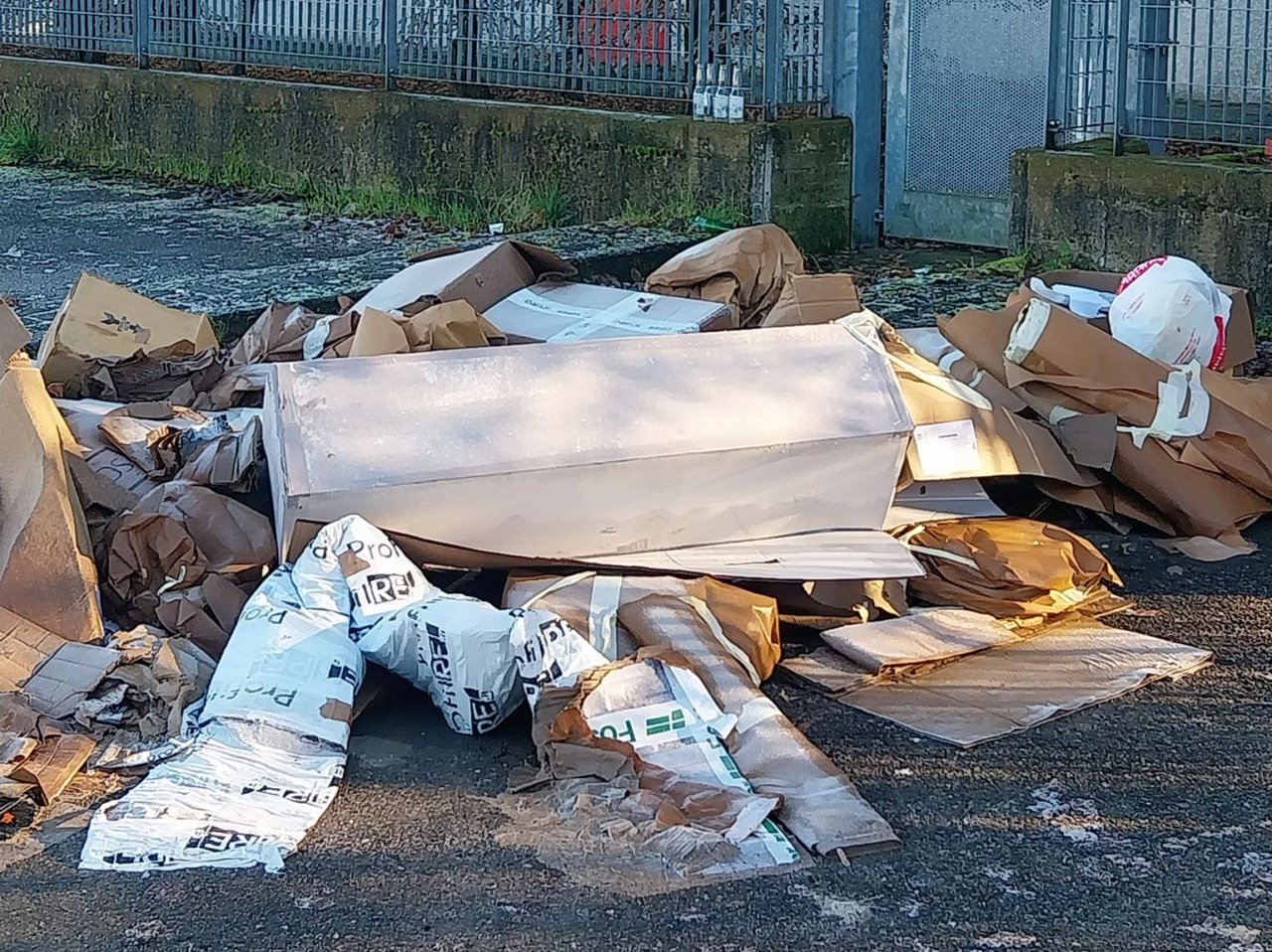 Abbandona rifiuti: “incastrato” dalle fatture viene multato