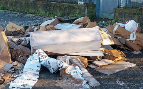 Abbandona rifiuti: “incastrato” dalle fatture viene multato