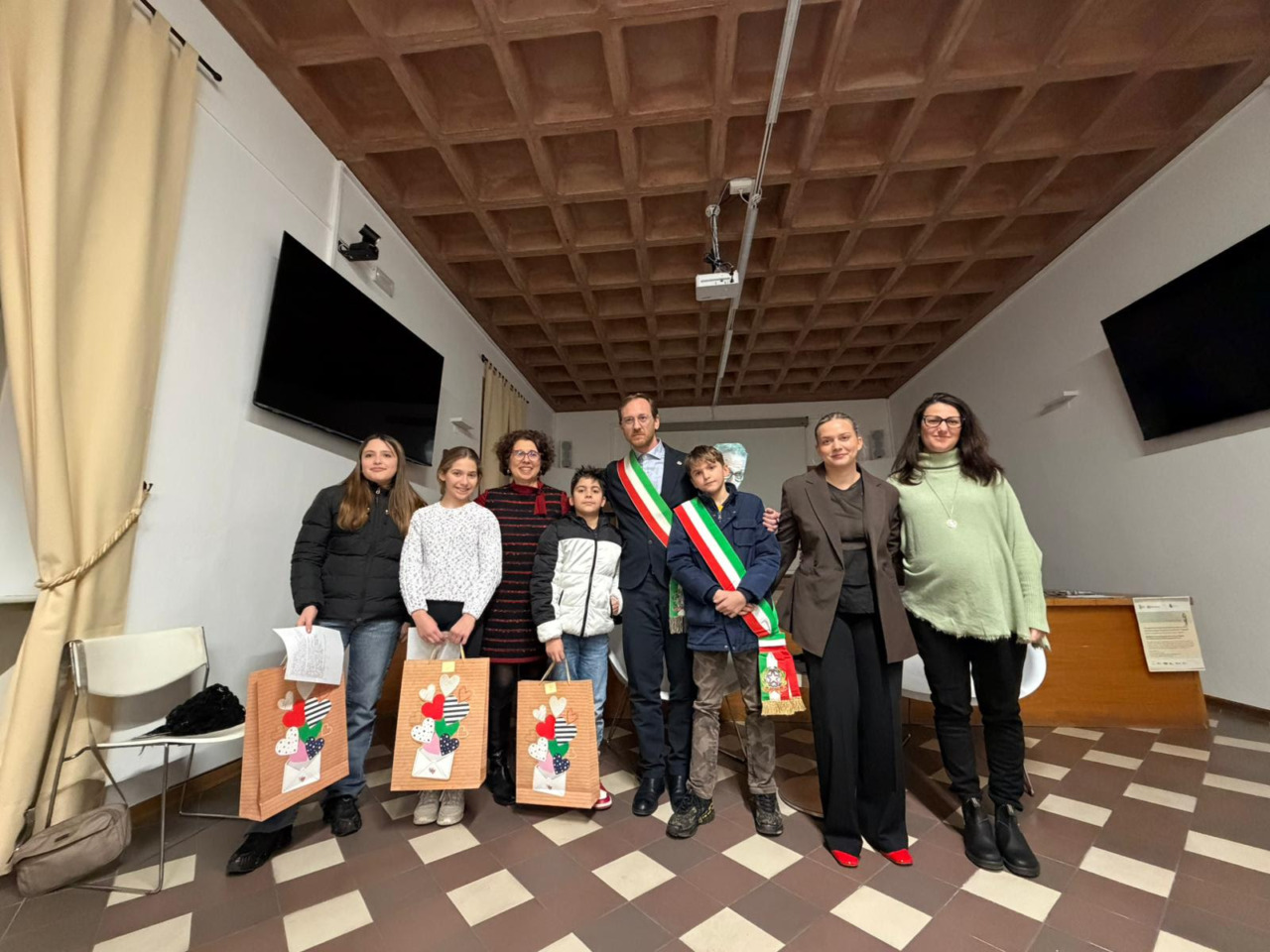 Sala gremita per l’apertura della mostra su Perlasca