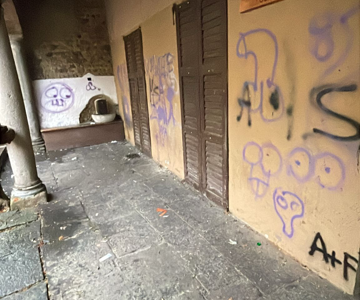 Vandali a Villa Borgia: scritte e disegni osceni sui muri