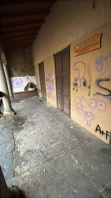Vandali a Villa Borgia: scritte e disegni osceni sui muri