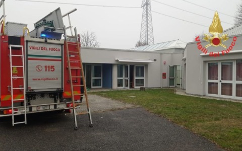 Incendio nella scuola materna, evacuati i bambini