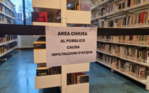In biblioteca piove tra i libri… e si affittano anche gli ombrelli