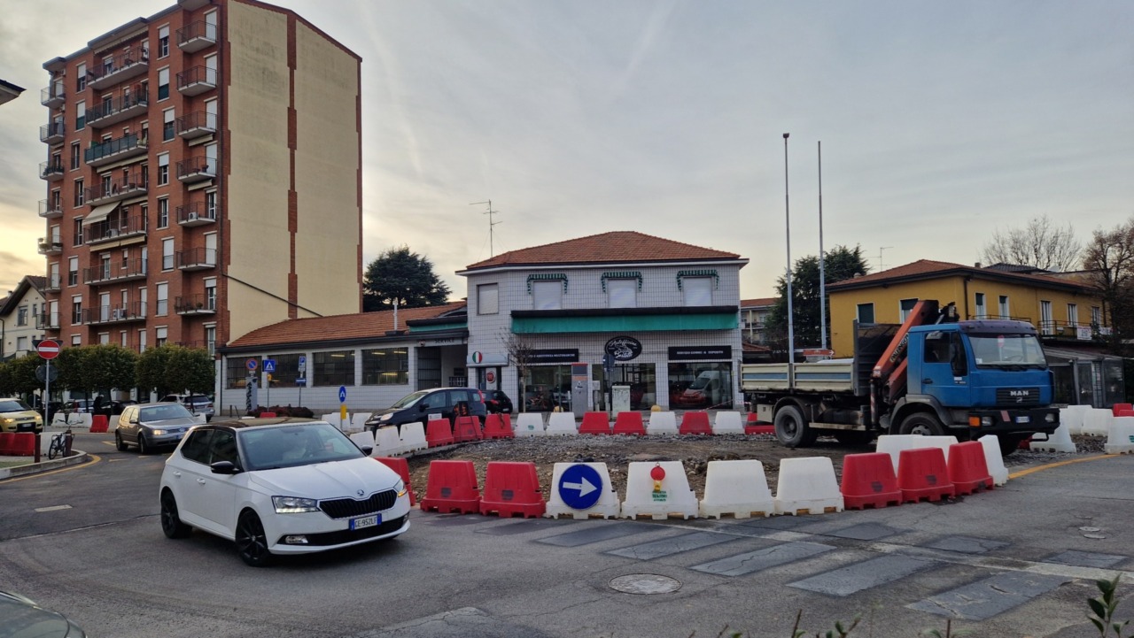 Meno code e traffico più scorrevole: esame superato (per ora) per la nuova rotonda