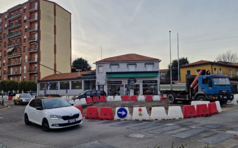 Meno code e traffico più scorrevole: esame superato (per ora) per la nuova rotonda
