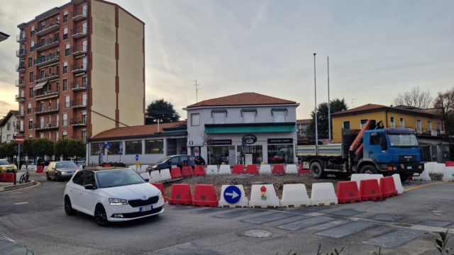 Meno code e traffico più scorrevole: esame superato (per ora) per la nuova rotonda