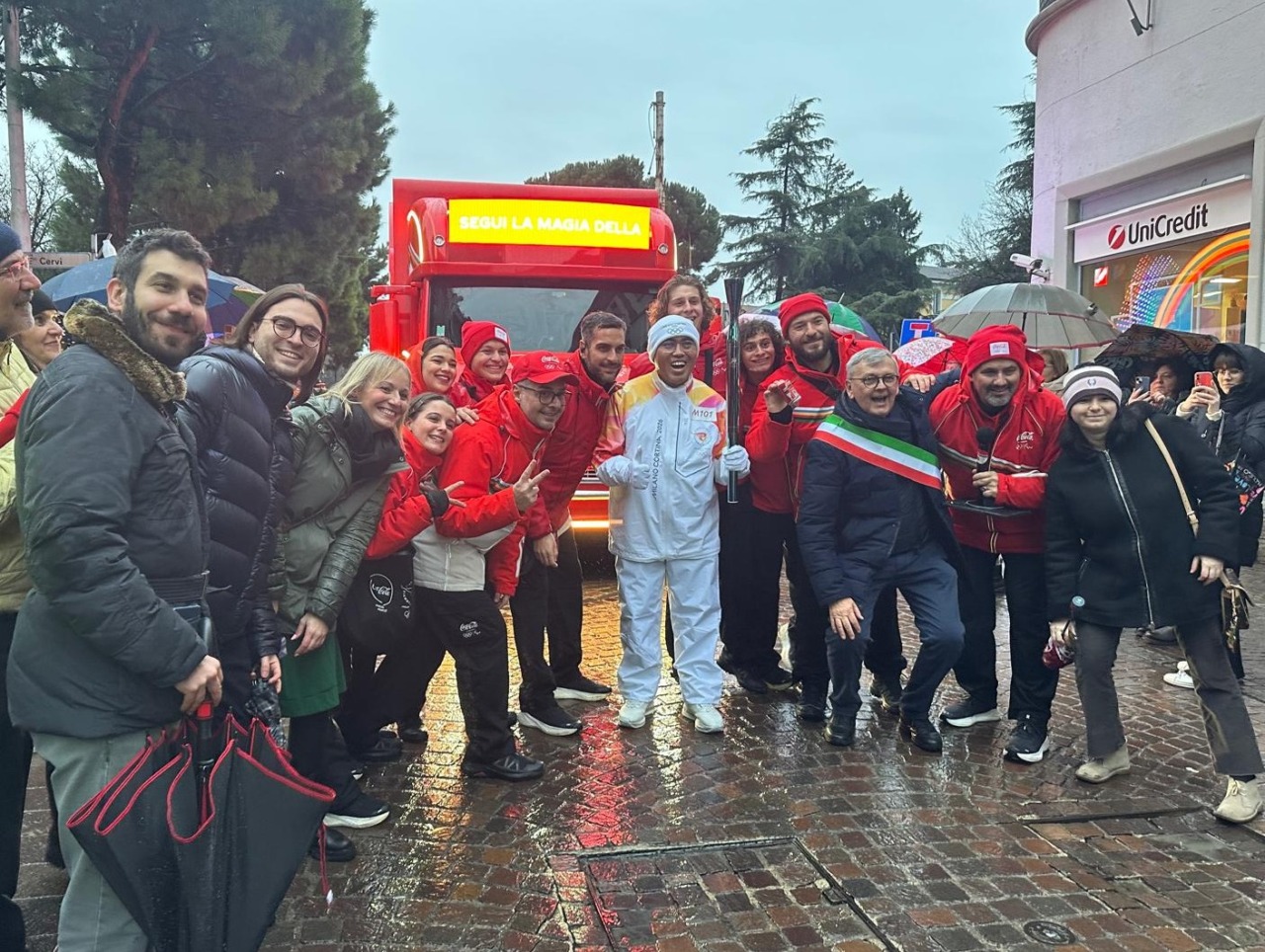 Bagno di folla e striscioni per il passaggio della Fiamma olimpica