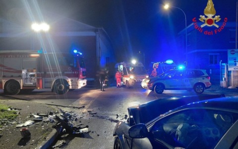 Scontro frontale tra due auto all’alba