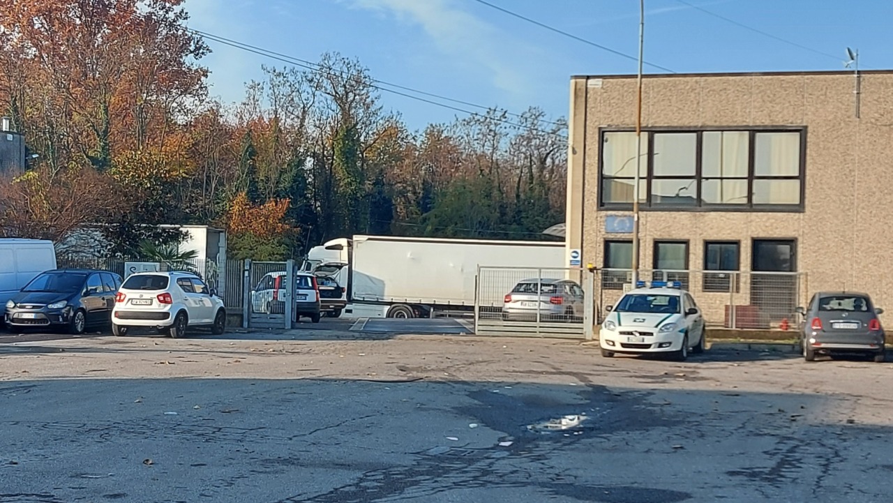 Travolto dal carico mentre scaricava il camion: nessun colpevole per la morte del camionista