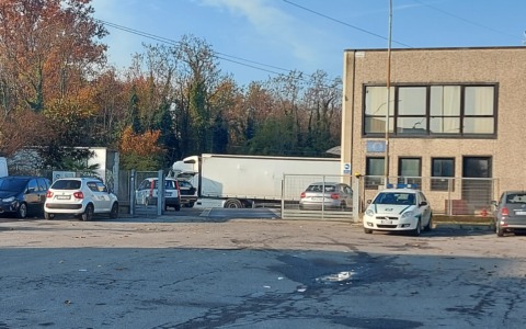 Travolto dal carico mentre scaricava il camion: nessun colpevole per la morte del camionista