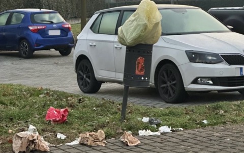 Troppi rifiuti gettati in strada, scatta lo sciopero… dei cestini
