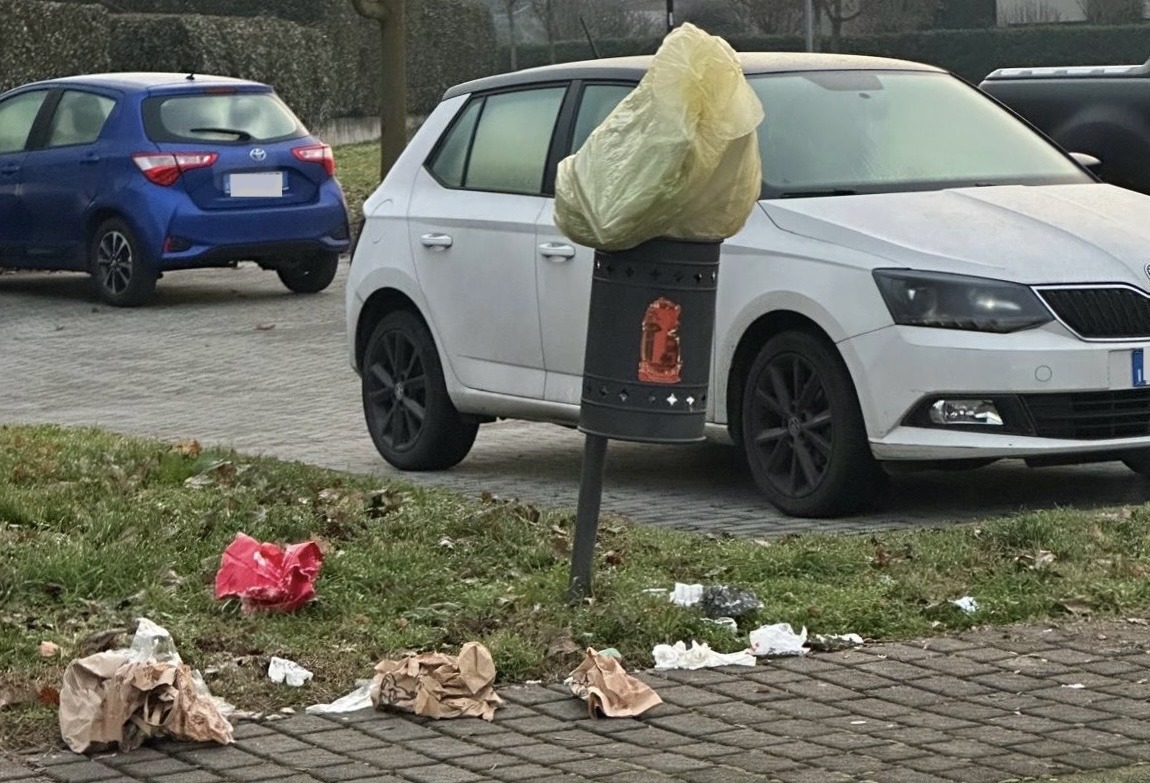 Troppi rifiuti gettati in strada, scatta lo sciopero… dei cestini
