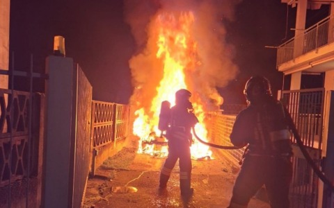 Auto distrutta da un incendio