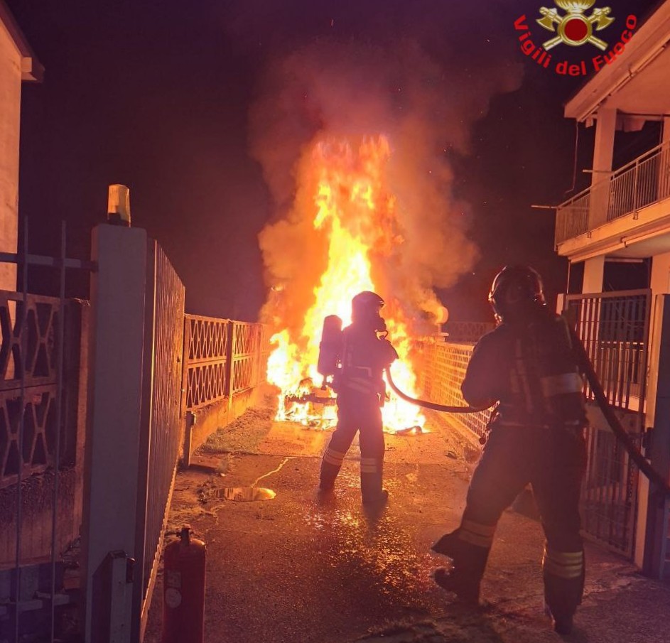 Auto distrutta da un incendio