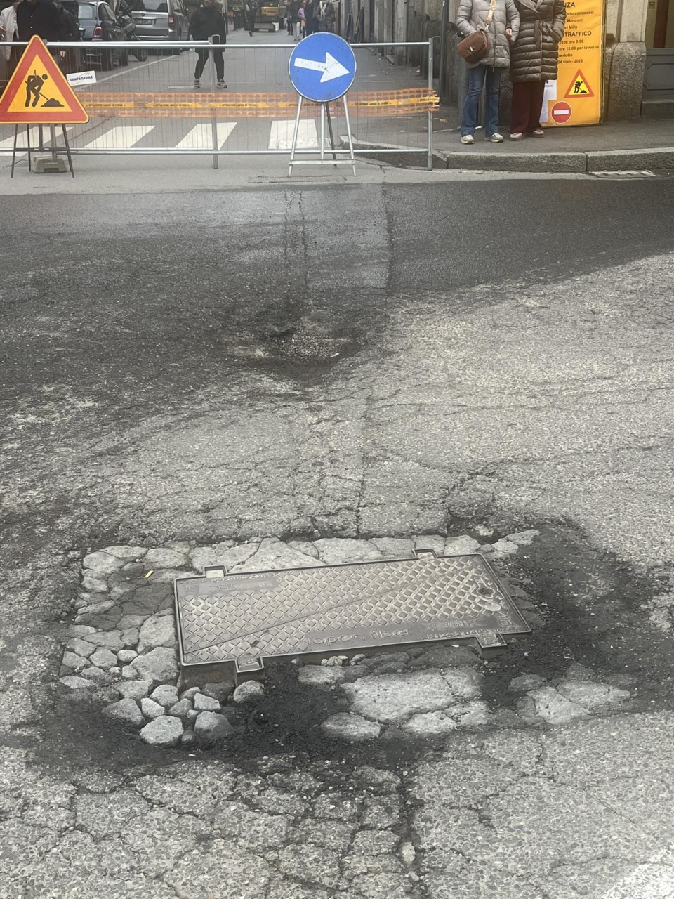 Ecco perché le buche ritornano sempre: cosa c’è sotto l’asfalto