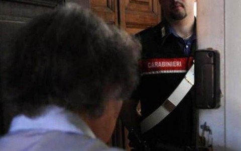 Svaligia la casa e all’arrivo dei padroni si finge un carabiniere per dileguarsi