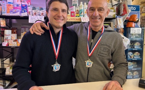 Padre e figlio sul podio alla competizione di judo in Francia