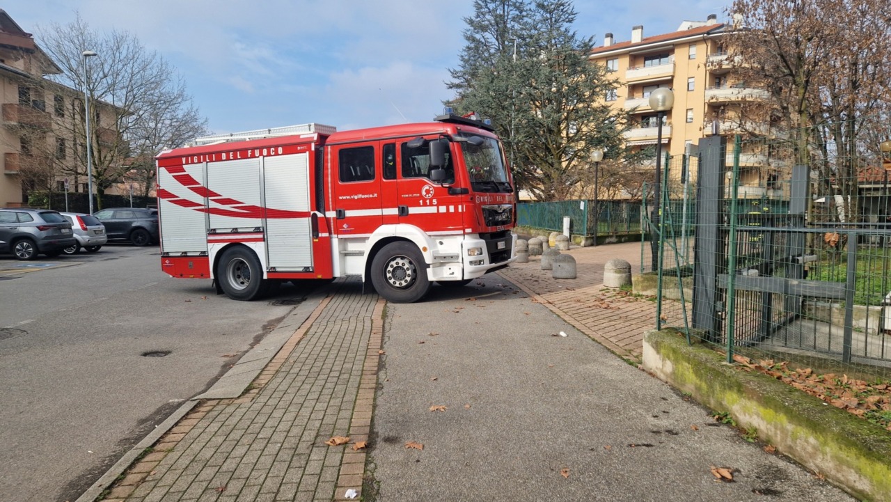 L’ascensore si blocca di nuovo, una persona liberata dai pompieri