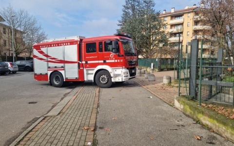 L’ascensore si blocca di nuovo, una persona liberata dai pompieri