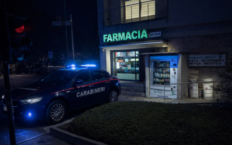 Rapina a mano armata in farmacia: attimi di paura a Carate Brianza