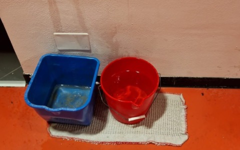 Piove ancora nella palestra della scuola primaria