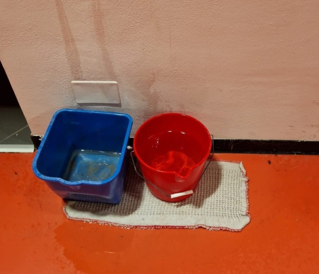 Piove ancora nella palestra della scuola primaria