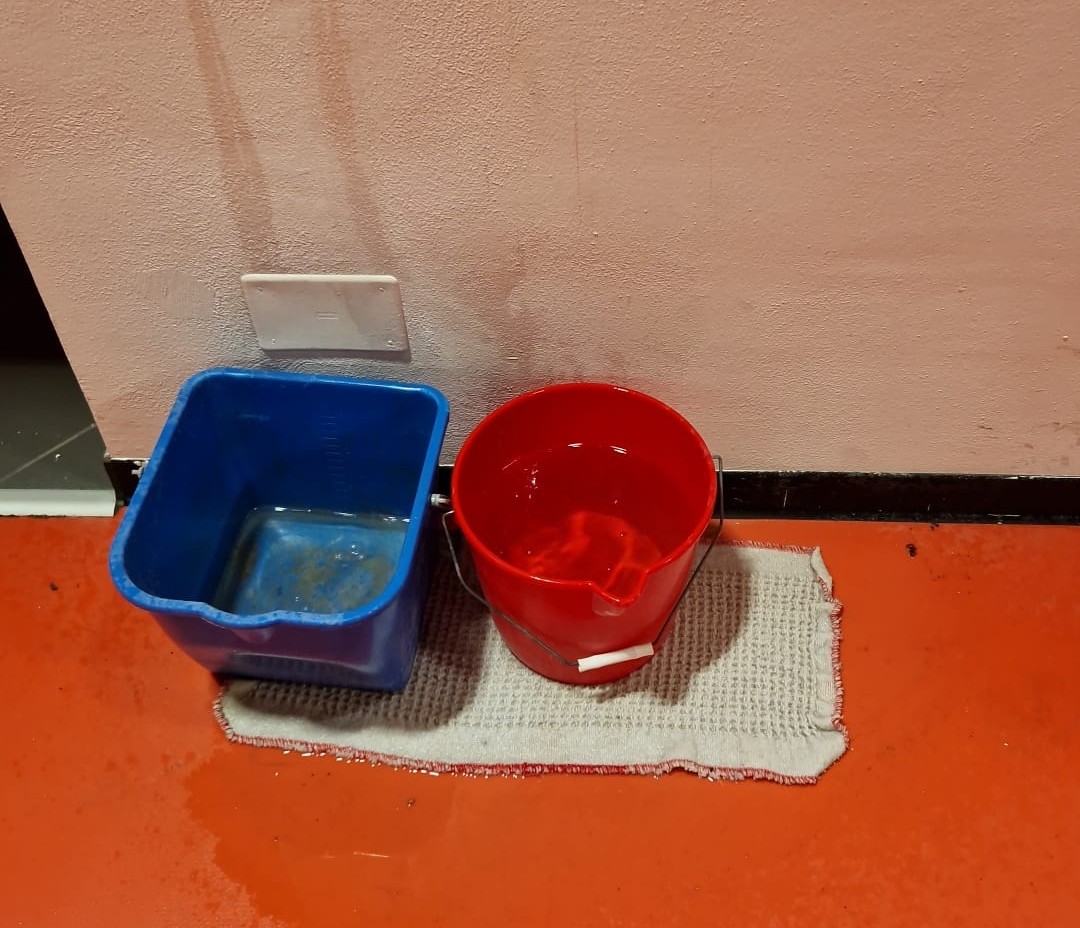 Piove ancora nella palestra della scuola primaria