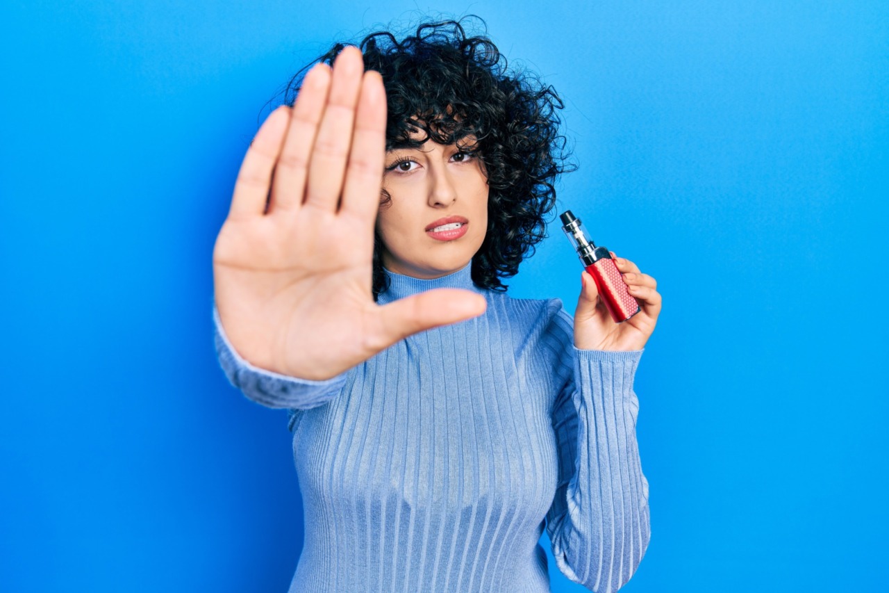 Svapo e salute orale: perché, oltre al fumo tradizionale,    anche  la sigaretta elettronica è  nemica  di denti e gengive