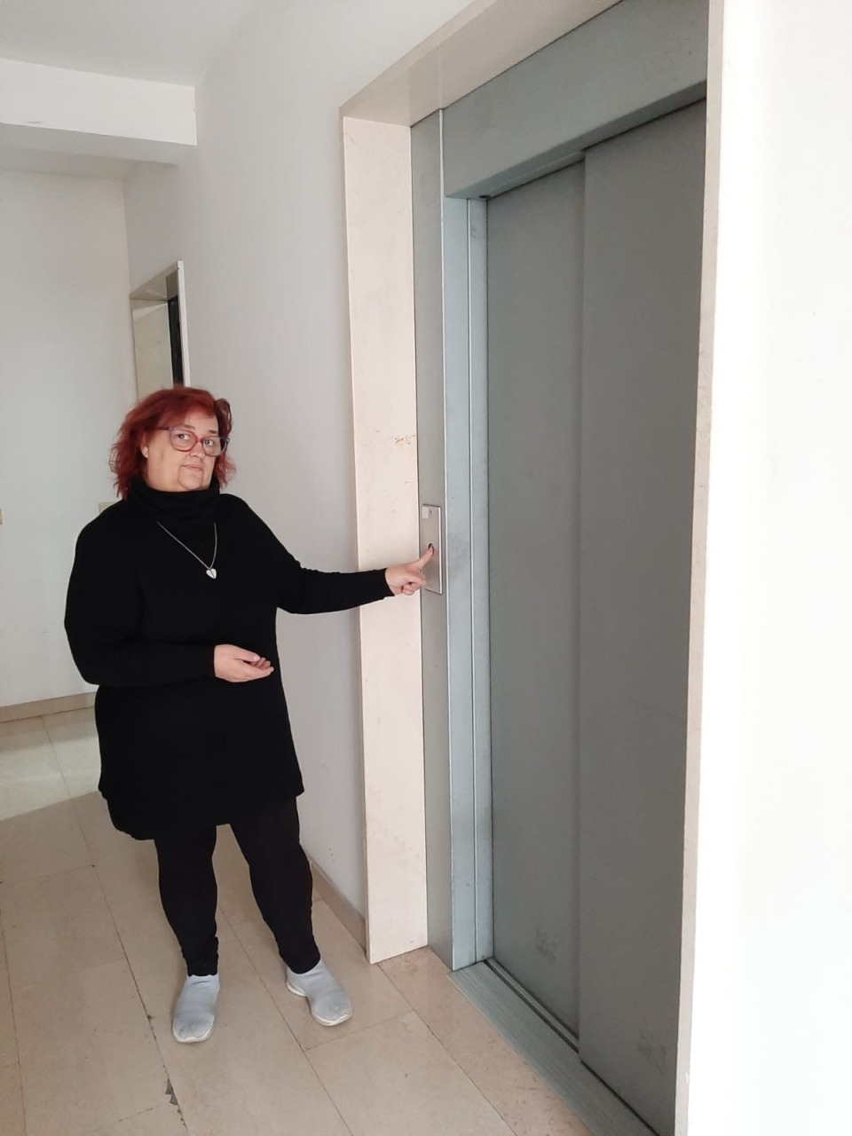 “Ascensori fuori uso dall’alluvione di settembre: un disagio per mio figlio con la distrofia muscolare”