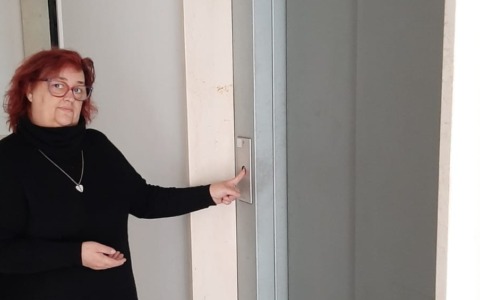 “Ascensori fuori uso dall’alluvione di settembre: un disagio per mio figlio con la distrofia muscolare”