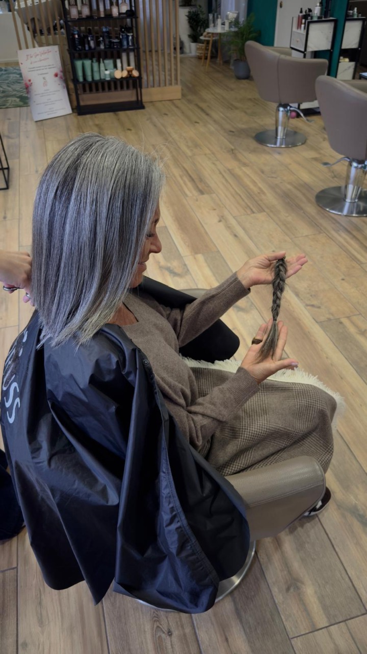 Dona i capelli ai ragazzi ustionati di Crans-Montana: “Una grande emozione”