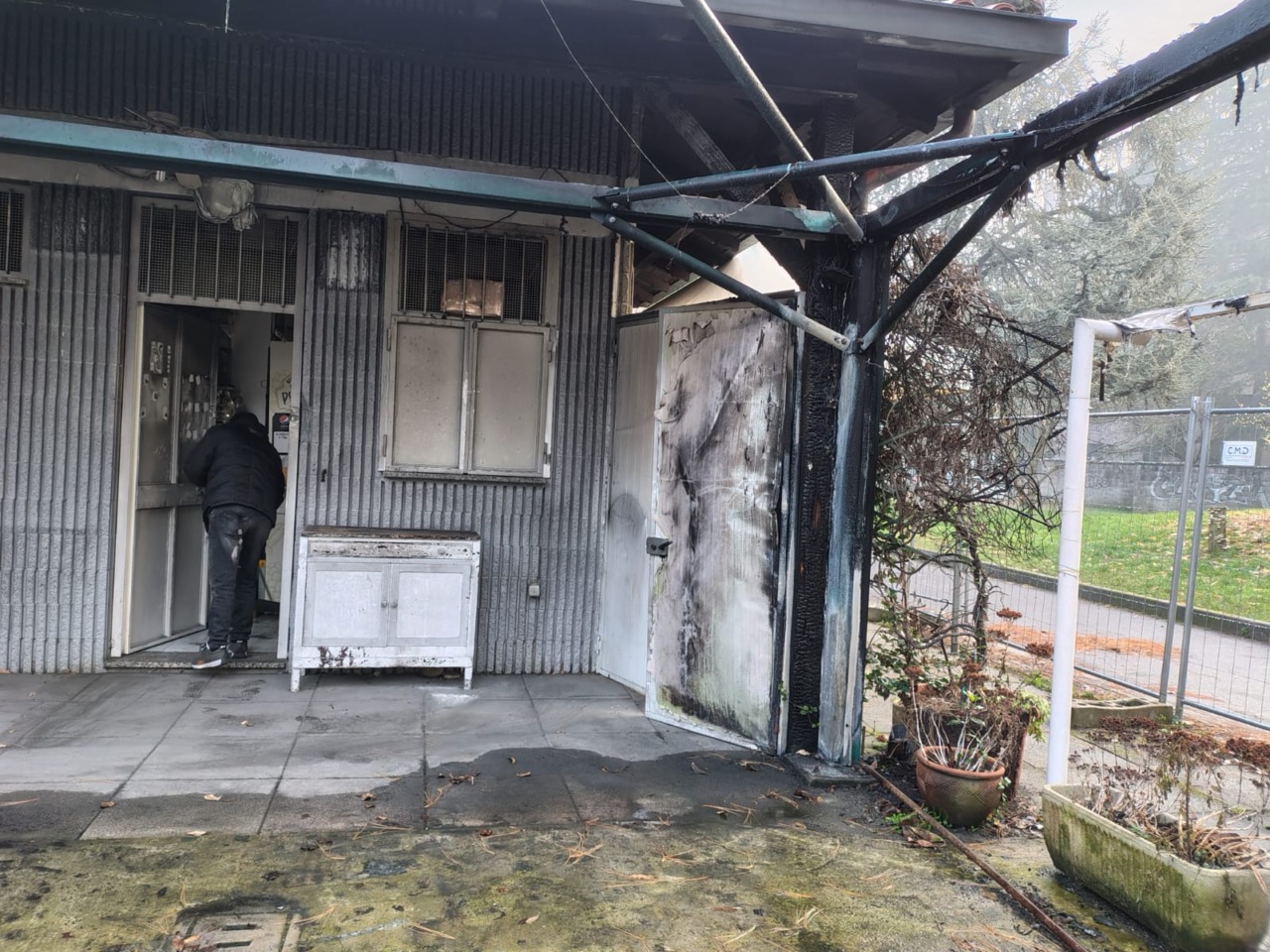 Il chiosco bruciato riapre, le preoccupazioni della titolare: «I colpevoli sono ancora in giro»