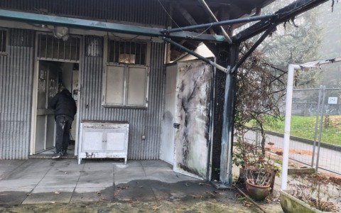 Il chiosco bruciato riapre, le preoccupazioni della titolare: «I colpevoli sono ancora in giro»