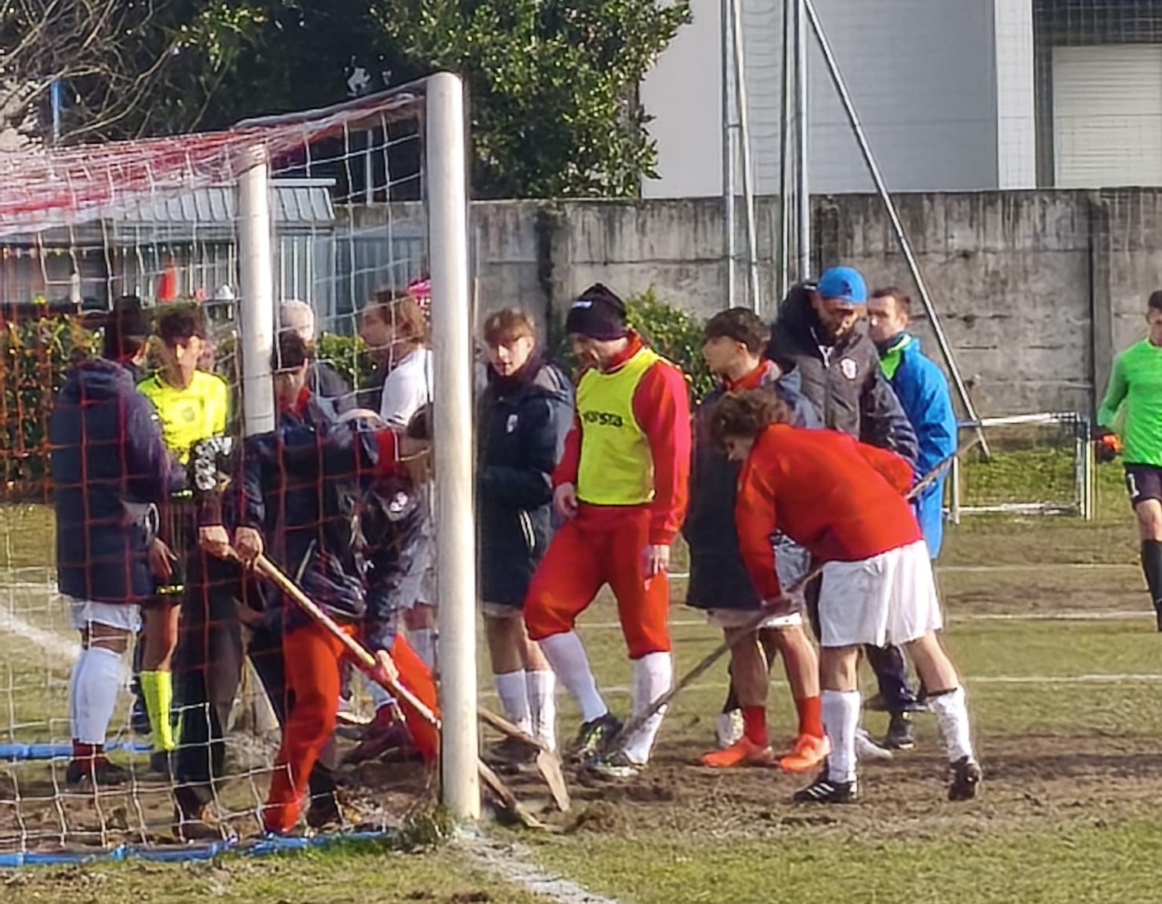 Porta troppo bassa, ci pensano i calciatori con badile e bindella