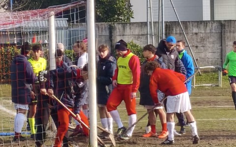 Porta troppo bassa, ci pensano i calciatori con badile e bindella